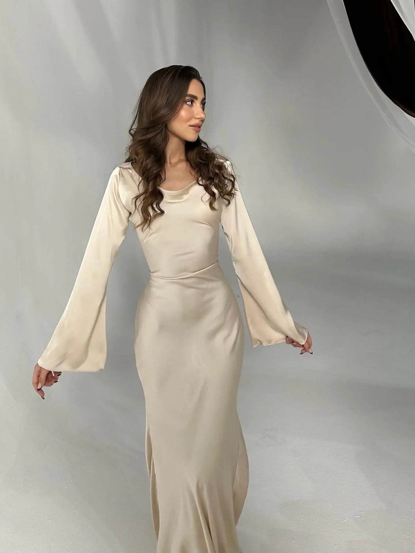 Elegancka Długa Sukienka z Rękawem | Zwiewna Sukienka Wieczorowa